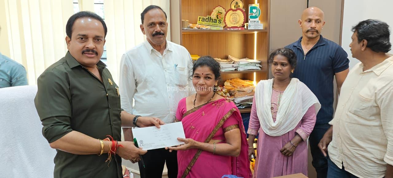 ಹಸು ಕಳೆದುಕೊಂಡ ಮಹಿಳೆಗೆ ಆರ್ಥಿಕ ನೆರವು ನೀಡಿದ ಶಾಸಕ ಅಶೋಕ್ ರೈ