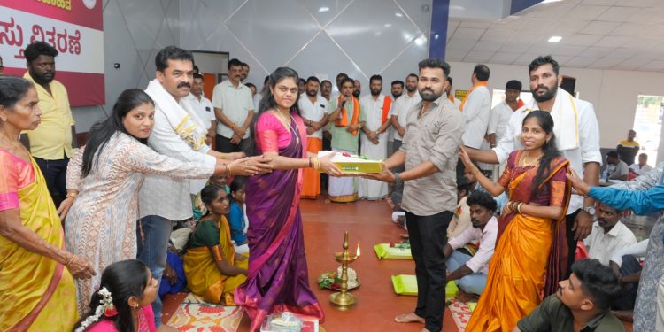 ಶ್ರೀನಿವಾಸ ಕಲ್ಯಾಣೋತ್ಸವದಲ್ಲಿ ಸಾಮೂಹಿಕ ವಿವಾಹ: ನವ ಜೋಡಿಗಳಿಗೆ ತಾಂಬೂಲ ಶಾಸ್ತ್ರ ಹಾಗೂ ಮಂಗಳವಸ್ತು ವಿತರಣಾ ಕಾರ್ಯಕ್ರಮ