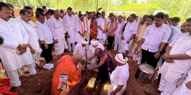 ಪುತ್ತೂರು : ಕ್ಷೇತ್ರದ ಭಕ್ತರ ಸಮ್ಮುಖದಲ್ಲಿ ಶ್ರೀ ಕ್ಷೇತ್ರ ಗೆಜ್ಜೆಗಿರಿಯಲ್ಲಿ ಯಾತ್ರಿನಿವಾಸಕ್ಕೆ ಶಿಲಾನ್ಯಾಸ