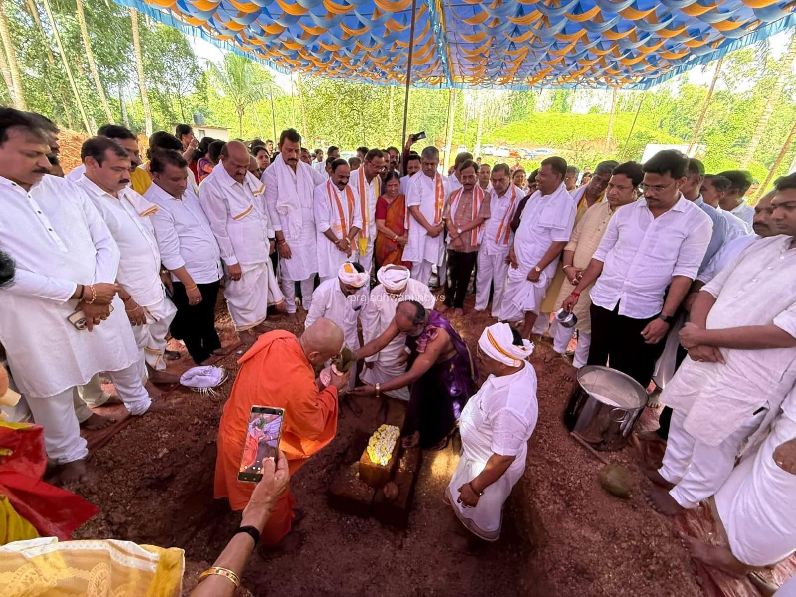 ಪುತ್ತೂರು : ಕ್ಷೇತ್ರದ ಭಕ್ತರ ಸಮ್ಮುಖದಲ್ಲಿ ಶ್ರೀ ಕ್ಷೇತ್ರ ಗೆಜ್ಜೆಗಿರಿಯಲ್ಲಿ ಯಾತ್ರಿನಿವಾಸಕ್ಕೆ ಶಿಲಾನ್ಯಾಸ