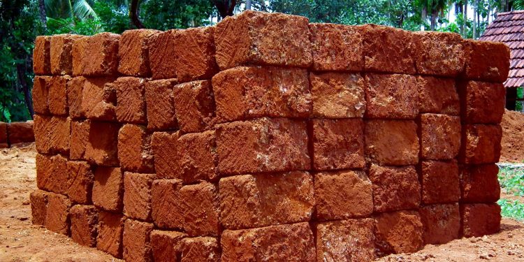 ಕೆಂಪುಕಲ್ಲು ರಾಜಾಧನ ಶೇ. 58.82ರಷ್ಟು ಇಳಿಕೆ; ಗಣಿ ಉದ್ಯಮಿಗಳಿಂದ ಮುಂದುವರಿದ ಸುಲಿಗೆ