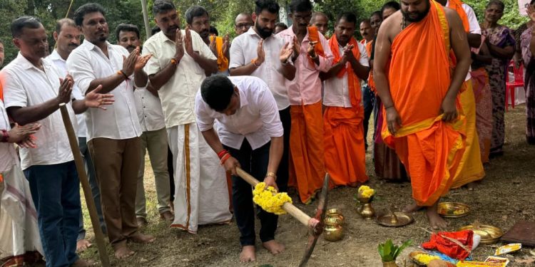 ಬೆಳ್ತಂಗಡಿ: ಮಲವಂತಿಗೆ ಗ್ರಾಮದ ಪಾಮಾಜಿ ಪ್ರದೇಶದಲ್ಲಿ ವಾಸಿಸುತ್ತಿರುವ ಸುಮಾರು 55 ಕ್ಕೂ ಜನವಸತಿ ಮನೆಗಳಿಗೆ ರಸ್ತೆಯೇ ಇಲ್ಲದನ್ನು ಮನಗಂಡು ಪಾಮಾಜಿ -ಕೊಲ್ಲಿ ರಸ್ತೆಗೆ ಕಾಮಗಾರಿಗೆ ಚಾಲನೆ