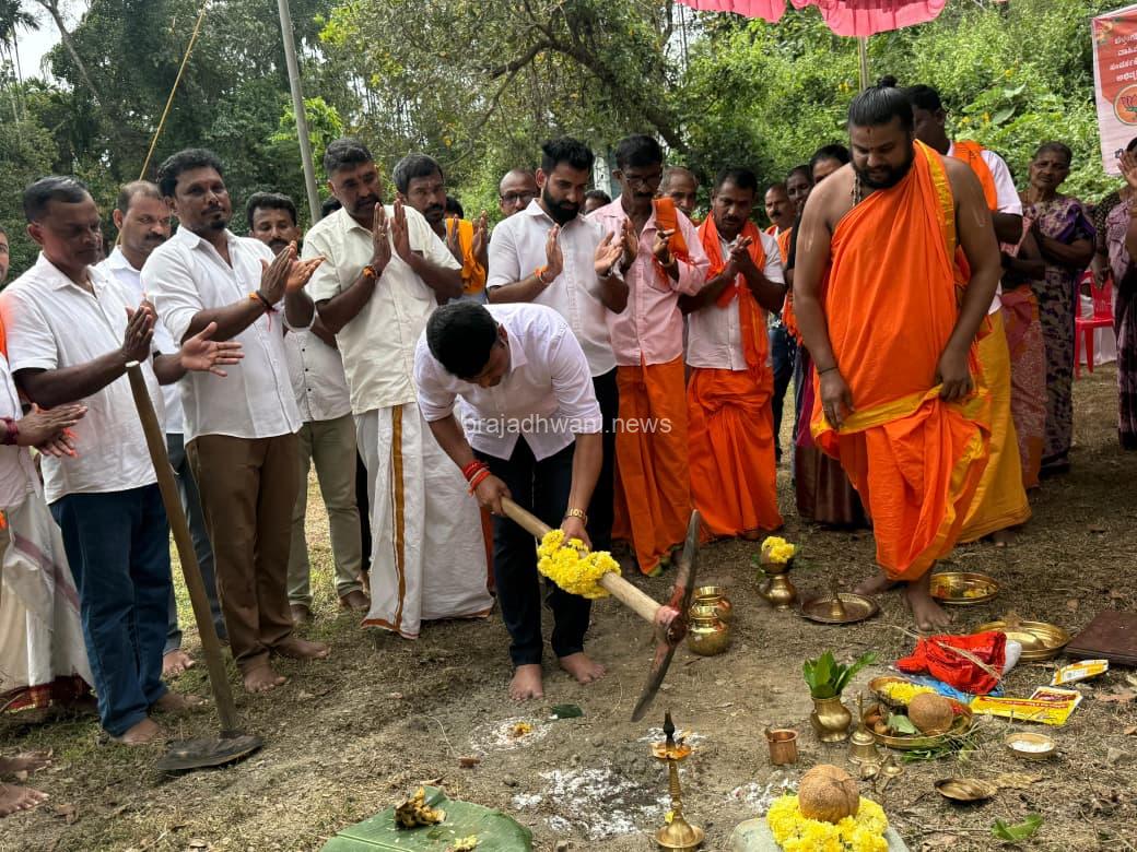 ಬೆಳ್ತಂಗಡಿ: ಮಲವಂತಿಗೆ ಗ್ರಾಮದ ಪಾಮಾಜಿ ಪ್ರದೇಶದಲ್ಲಿ ವಾಸಿಸುತ್ತಿರುವ ಸುಮಾರು 55 ಕ್ಕೂ ಜನವಸತಿ ಮನೆಗಳಿಗೆ ರಸ್ತೆಯೇ ಇಲ್ಲದನ್ನು ಮನಗಂಡು ಪಾಮಾಜಿ -ಕೊಲ್ಲಿ ರಸ್ತೆಗೆ ಕಾಮಗಾರಿಗೆ ಚಾಲನೆ