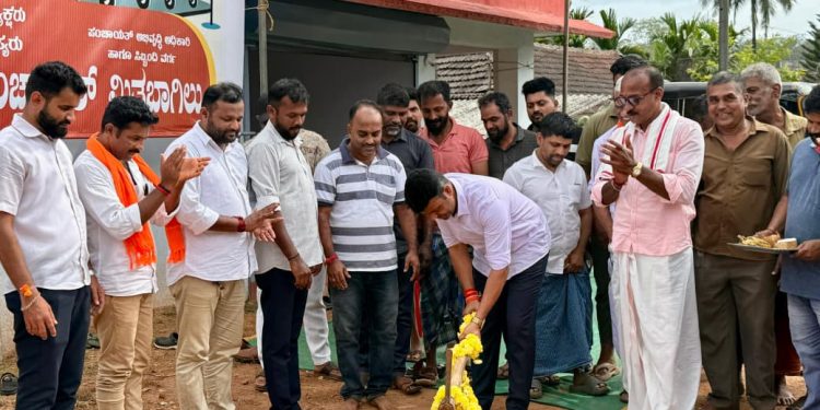 ಮಿತ್ತಬಾಗಿಲು ಗ್ರಾಮದ ಕಿಲ್ಲೂರು ಎಂಬಲ್ಲಿ ನಿರ್ಮಾಣಗೊಳ್ಳಲಿರುವ  ರಿಕ್ಷಾ ತಂಗುದಾಣ ರೂ.5.00 ಲಕ್ಷ ವೆಚ್ಚದಲ್ಲಿ ಕಾಮಗಾರಿಗೆ ಶಿಲಾನ್ಯಾಸ: ಶಾಸಕ ಹರೀಶ್ ಪೂಂಜ