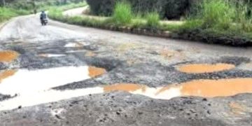 ಪುತ್ತೂರು ರಸ್ತೆ ಸ್ಥಿತಿ – ಜನರ ಕಷ್ಟಕ್ಕೆ ಯಾರ ಸ್ಪಂದನೆ? ರಸ್ತೆ ತುಂಬಾ ಗುಂಡಿಗಳಿಂದ ತುಂಬಿದ್ದು, ವಾಹನ ಸವಾರರಿಗೆ ಪ್ರತಿದಿನ ತೊಂದರೆ