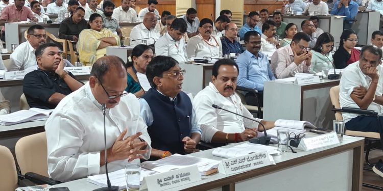 ಪುತ್ತೂರಿನಲ್ಲಿ ಬೀದಿ ನಾಯಿಗಳ ಹಾವಳಿ ತಕ್ಷಣ ಕ್ರಮಕೈಗೊಳ್ಳಿ: ಕೆಡಿಪಿ ಸಭೆಯಲ್ಲಿ ಶಾಸಕ ಅಶೋಕ್ ರೈ ಆಗ್ರಹ