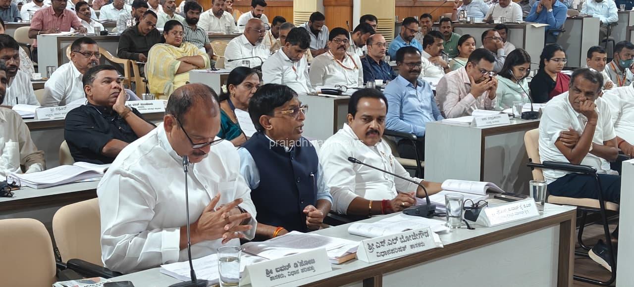 ಪುತ್ತೂರಿನಲ್ಲಿ ಬೀದಿ ನಾಯಿಗಳ ಹಾವಳಿ ತಕ್ಷಣ ಕ್ರಮಕೈಗೊಳ್ಳಿ: ಕೆಡಿಪಿ ಸಭೆಯಲ್ಲಿ ಶಾಸಕ ಅಶೋಕ್ ರೈ ಆಗ್ರಹ