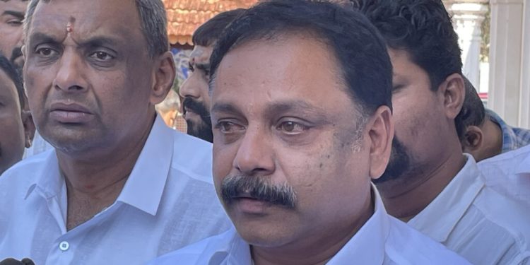 ಶ್ರೀನಿವಾಸ ಕಲ್ಯಾಣೊತ್ಸವ ಕಾರ್ಯಕ್ರಮದಲ್ಲಿ  ಕಲ್ಯಾಣೋತ್ಸವದಲ್ಲಿ ಅವಮಾನ ಆರೋಪ :ಮಹಾಲಿಂಗೇಶ್ವರ ದೇವಸ್ಥಾನದಲ್ಲಿ ಪ್ರಸನ್ನ ಕುಮಾರ್ ಮಾರ್ತ ಪ್ರಾರ್ಥನೆ