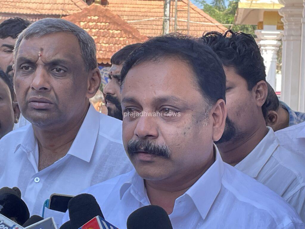 ಶ್ರೀನಿವಾಸ ಕಲ್ಯಾಣೊತ್ಸವ ಕಾರ್ಯಕ್ರಮದಲ್ಲಿ ಕಲ್ಯಾಣೋತ್ಸವದಲ್ಲಿ ಅವಮಾನ ಆರೋಪ :ಮಹಾಲಿಂಗೇಶ್ವರ ದೇವಸ್ಥಾನದಲ್ಲಿ ಪ್ರಸನ್ನ ಕುಮಾರ್ ಮಾರ್ತ ಪ್ರಾರ್ಥನೆ