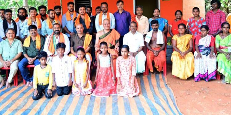 ಸಂಘ ಶತಾಬ್ದಿ ಹಿನ್ನೆಲೆ ವಿಶ್ವ ಹಿಂದೂ ಪರಿಷದ್ ಬಜರಂಗದಳದಿಂದ ಅಶಕ್ತ ಕುಟುಂಬಕ್ಕೆ ನೂತನ ಮನೆ ಹಸ್ತಾಂತರ