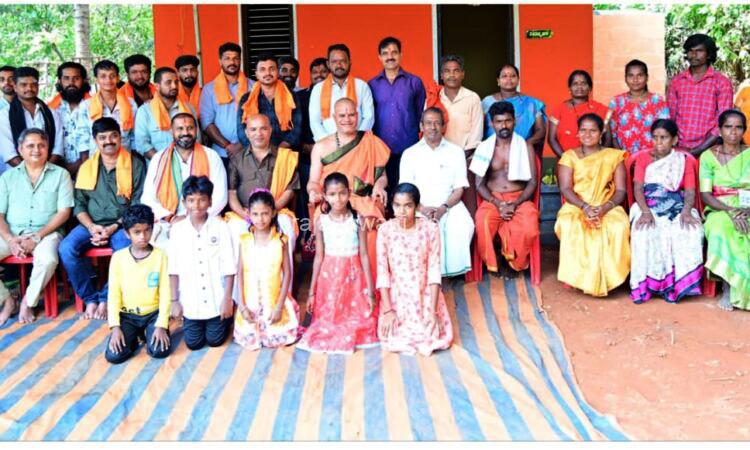 ಸಂಘ ಶತಾಬ್ದಿ ಹಿನ್ನೆಲೆ ವಿಶ್ವ ಹಿಂದೂ ಪರಿಷದ್ ಬಜರಂಗದಳದಿಂದ ಅಶಕ್ತ ಕುಟುಂಬಕ್ಕೆ ನೂತನ ಮನೆ ಹಸ್ತಾಂತರ