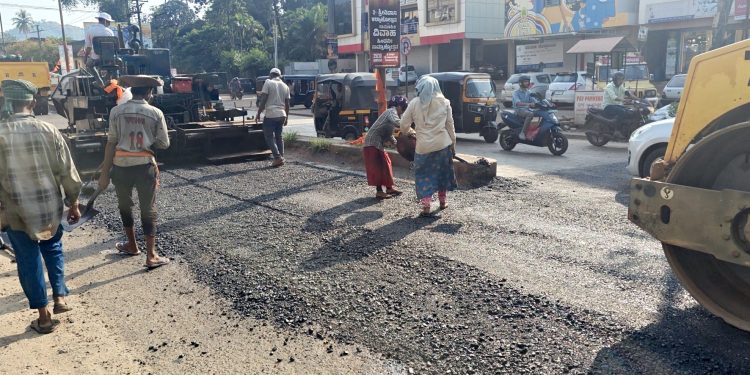 ಪುತ್ತೂರು ನಗರದ ಹೊಂಡ ಗುಂಡಿ ರಸ್ತೆ ಮುಕ್ತಿ: ಬಿರುಸಿನಿಂದ ಸಾಗುತ್ತಿದೆ ರಸ್ತೆ ಹೊಂಡ ಮುಚ್ಚುವ ಕಾರ್ಯ