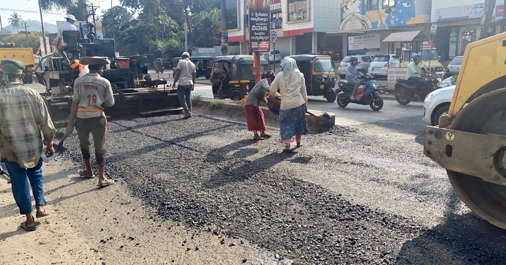 ಪುತ್ತೂರು ನಗರದ ಹೊಂಡ ಗುಂಡಿ ರಸ್ತೆ ಮುಕ್ತಿ: ಬಿರುಸಿನಿಂದ ಸಾಗುತ್ತಿದೆ ರಸ್ತೆ ಹೊಂಡ ಮುಚ್ಚುವ ಕಾರ್ಯ
