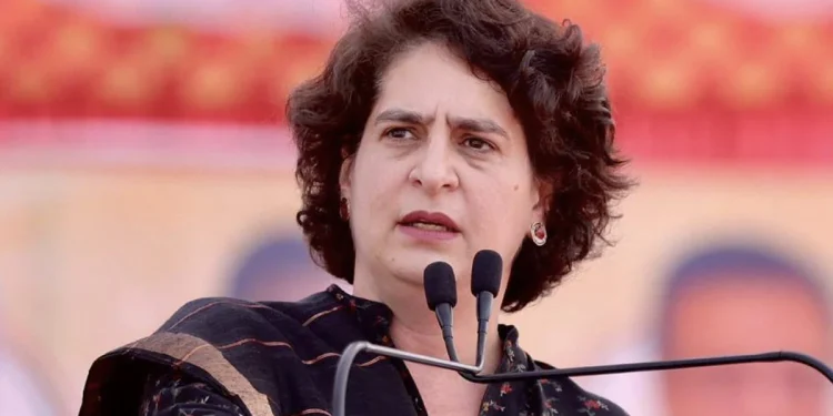 ಮೊಬೈಲ್ಗಳಲ್ಲಿ ಸಂಚಾರ ಸಾಥಿ ಆ್ಯಪ್ ಅಳವಡಿಕೆ : ಸರ್ವಾಧಿಕಾರ ರಾಷ್ಟ್ರವನ್ನಾಗಿಸುವ ಹುನ್ನಾರ- ಪ್ರಿಯಾಂಕಾ ಆಕ್ರೋಶ