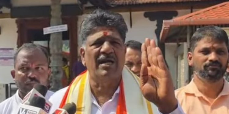 ಪುತ್ತೂರು ಮಹಾಲಿಂಗೇಶ್ವರ ದೇವಸ್ಥಾನಕ್ಕೆ ಮಹೇಶ್ ಶೆಟ್ಟಿ ತಿಮರೋಡಿ ಭೇಟಿ :ಪುತ್ತೂರು ಎಸಿ ಕೋರ್ಟ್‌ಗೆ ಹಾಜರಾಗುವ ಮುನ್ನ ಪ್ರಾರ್ಥನೆ