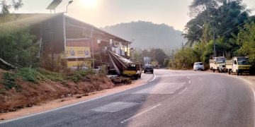 ಪುತ್ತೂರು ಬೈಪಾಸ್ ರಸ್ತೆ ಪಾರ್ಲಡ್ಕ ಜಂಕ್ಷನ್ ಬಳಿ ರಸ್ತೆ ನುಂಗಿದ ಅಂಗಡಿ: ಅಧಿಕಾರಿಗಳು, ಜನಪ್ರತಿನಿಧಿಗಳು ಮೌನವೇ?