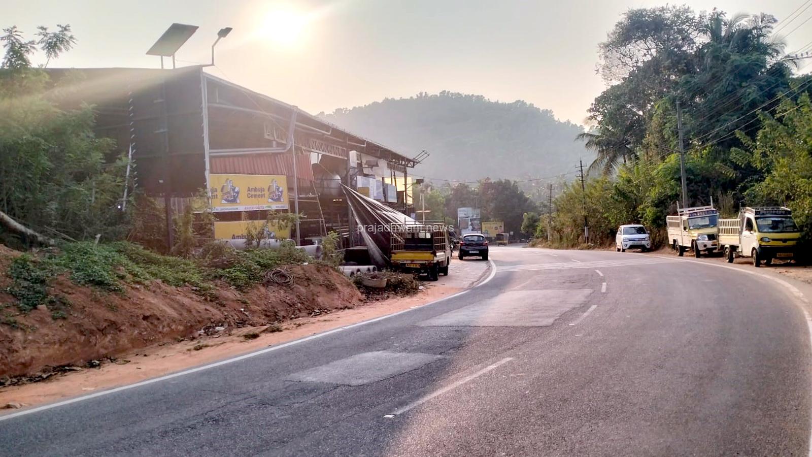 ಪುತ್ತೂರು ಬೈಪಾಸ್ ರಸ್ತೆ ಪಾರ್ಲಡ್ಕ ಜಂಕ್ಷನ್ ಬಳಿ ರಸ್ತೆ ನುಂಗಿದ ಅಂಗಡಿ: ಅಧಿಕಾರಿಗಳು, ಜನಪ್ರತಿನಿಧಿಗಳು ಮೌನವೇ?