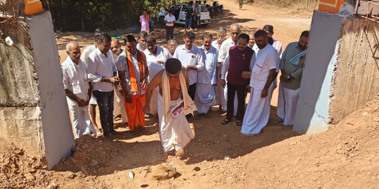 ಆರ್ಲಪದವು: ಕಿನ್ನಮಾಣಿ ಪೂಮಾಣಿ ದೈವಸ್ಥಾನದ ತಡೆಗೋಡೆ ಲೋಕಾರ್ಪಣೆ  ಅಶೋಕ್ ರೈ ಮಂತ್ರಿಯಾಗಿ ಪಾಣಾಜೆ ರಸ್ತೆಯಲ್ಲಿ ಓಡಾಡಲಿದ್ದಾರೆ ದೈವಸ್ಥಾನ ಮೊಕ್ತೇಸರ ಭವಿಷ್ಯ