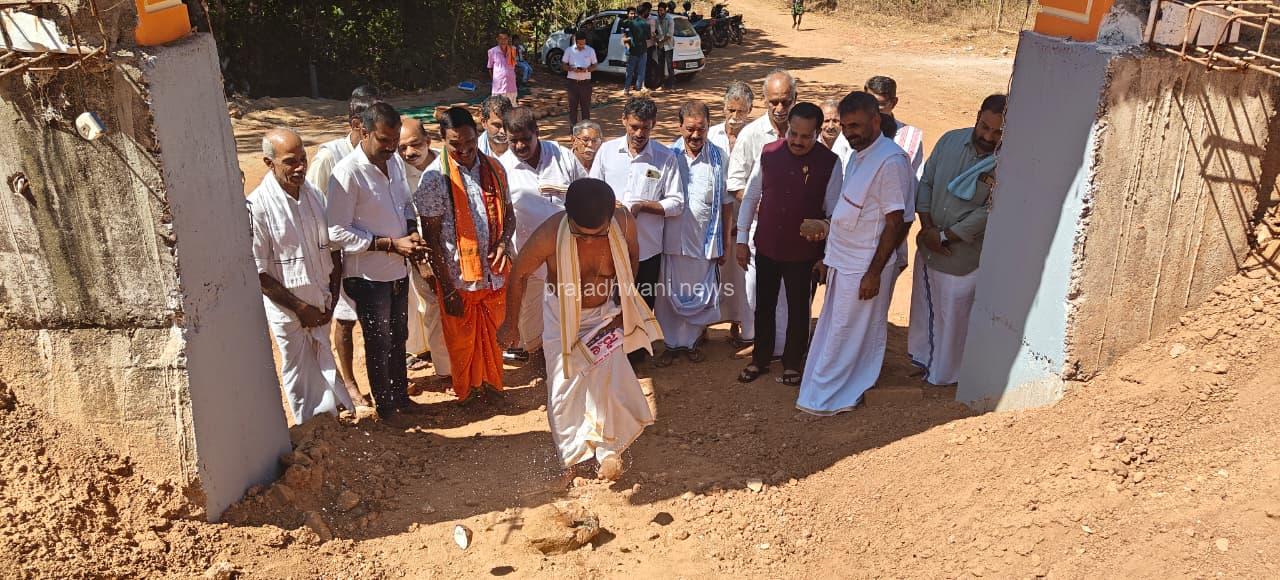 ಆರ್ಲಪದವು: ಕಿನ್ನಮಾಣಿ ಪೂಮಾಣಿ ದೈವಸ್ಥಾನದ ತಡೆಗೋಡೆ ಲೋಕಾರ್ಪಣೆ  ಅಶೋಕ್ ರೈ ಮಂತ್ರಿಯಾಗಿ ಪಾಣಾಜೆ ರಸ್ತೆಯಲ್ಲಿ ಓಡಾಡಲಿದ್ದಾರೆ ದೈವಸ್ಥಾನ ಮೊಕ್ತೇಸರ ಭವಿಷ್ಯ