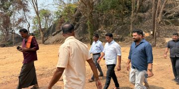 ಪದ್ಮುಂಜ: ಕಣಿಯೂರು ಗ್ರಾಮ ಮಲೆಂಗಲ್ಲು ಶ್ರೀ ಉಮಾಮಹೇಶ್ವರ ದೇವಸ್ಥಾನದ ಬ್ರಹ್ಮಕಲಶೋತ್ಸವದ ಪ್ರಯುಕ್ತ ದೇವಸ್ಥಾನಕ್ಕೆ ಬರುವ ರಸ್ತೆಯ ಮರು ಡಾಮಾರಿಕಾರಣಕ್ಕೆ ಅನುದಾನ ಒದಗಿಸಿದ ಶಾಸಕರಾದ ಶ್ರೀ ಹರೀಶ್ ಪೂಂಜಾ ದೇವಸ್ಥಾನದಲ್ಲಿ ನಡೆಯುತ್ತಿರುವ ಪೂರ್ವತಯಾರಿ ಕಾಮಗಾರಿ ವೀಕ್ಷಣೆ