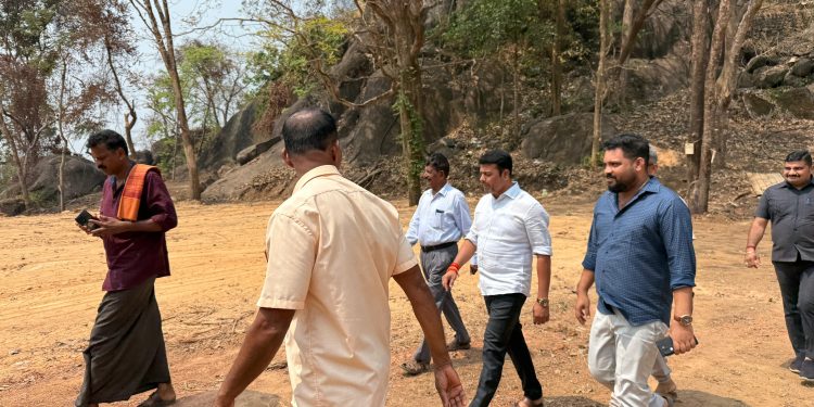 ಪದ್ಮುಂಜ: ಕಣಿಯೂರು ಗ್ರಾಮ ಮಲೆಂಗಲ್ಲು ಶ್ರೀ ಉಮಾಮಹೇಶ್ವರ ದೇವಸ್ಥಾನದ ಬ್ರಹ್ಮಕಲಶೋತ್ಸವದ ಪ್ರಯುಕ್ತ ದೇವಸ್ಥಾನಕ್ಕೆ ಬರುವ ರಸ್ತೆಯ ಮರು ಡಾಮಾರಿಕಾರಣಕ್ಕೆ ಅನುದಾನ ಒದಗಿಸಿದ ಶಾಸಕರಾದ ಶ್ರೀ ಹರೀಶ್ ಪೂಂಜಾ ದೇವಸ್ಥಾನದಲ್ಲಿ ನಡೆಯುತ್ತಿರುವ ಪೂರ್ವತಯಾರಿ ಕಾಮಗಾರಿ ವೀಕ್ಷಣೆ