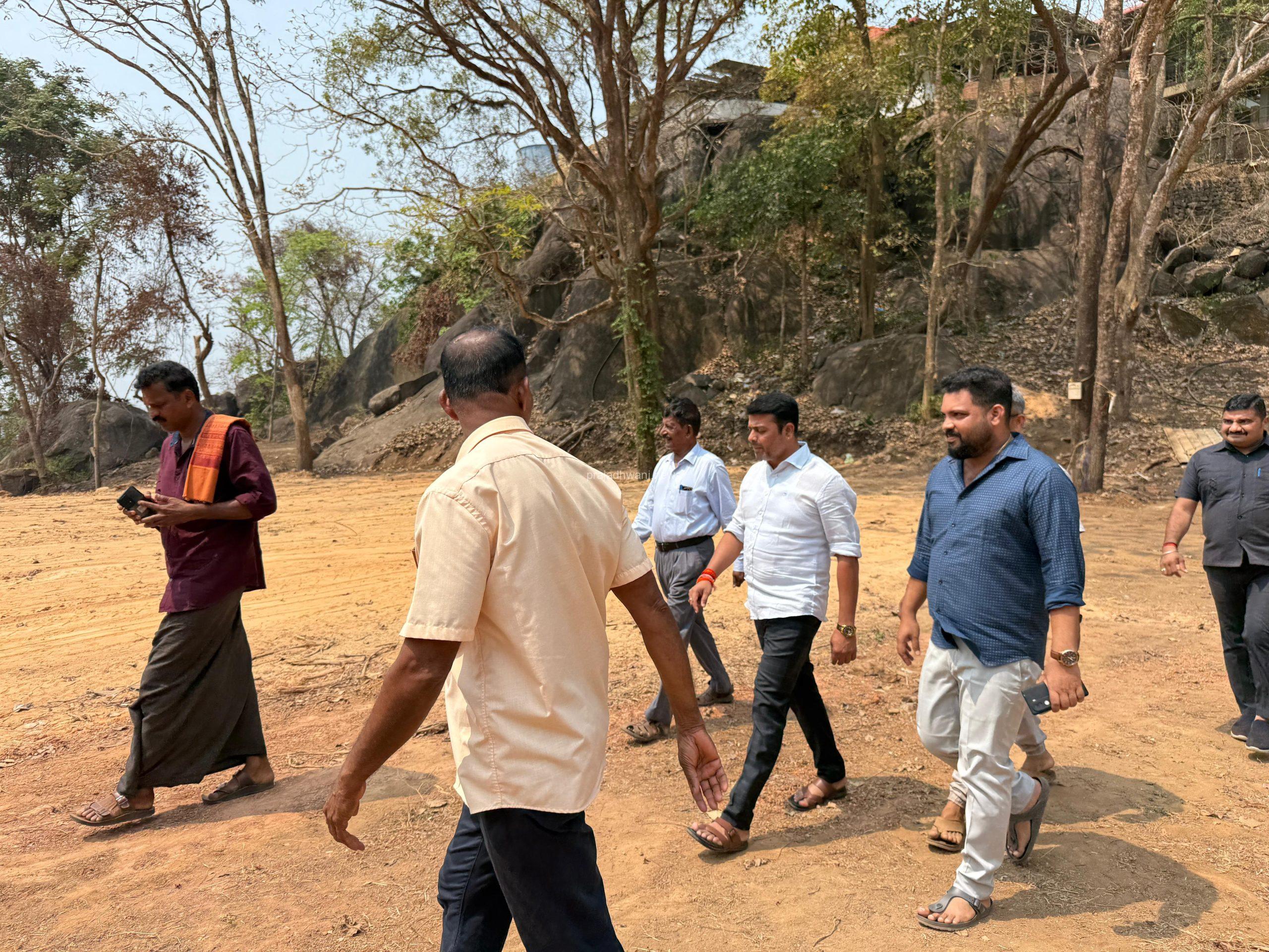 ಪದ್ಮುಂಜ: ಕಣಿಯೂರು ಗ್ರಾಮ ಮಲೆಂಗಲ್ಲು ಶ್ರೀ ಉಮಾಮಹೇಶ್ವರ ದೇವಸ್ಥಾನದ ಬ್ರಹ್ಮಕಲಶೋತ್ಸವದ ಪ್ರಯುಕ್ತ ದೇವಸ್ಥಾನಕ್ಕೆ ಬರುವ ರಸ್ತೆಯ ಮರು ಡಾಮಾರಿಕಾರಣಕ್ಕೆ ಅನುದಾನ ಒದಗಿಸಿದ ಶಾಸಕರಾದ ಶ್ರೀ ಹರೀಶ್ ಪೂಂಜಾ ದೇವಸ್ಥಾನದಲ್ಲಿ ನಡೆಯುತ್ತಿರುವ ಪೂರ್ವತಯಾರಿ ಕಾಮಗಾರಿ ವೀಕ್ಷಣೆ