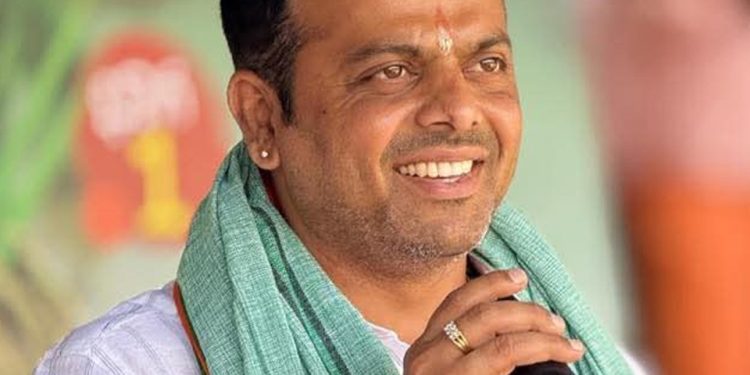 ಬೆಳ್ತಂಗಡಿ: ರಸ್ತೆ ಮಧ್ಯೆ ಅಪಘಾತಕ್ಕಿಡಾದ ವ್ಯಕ್ತಿಯನ್ನು ವಿಚಾರಿಸಿ ಆಸ್ಪತ್ರೆಗೆ ತಲುಪಿಸುವಲ್ಲಿ ತುರ್ತು ಸ್ಪಂದಿಸಿ ಮಾನವೀಯತೆ ಮೆರೆದ ಶಾಸಕ ಹರೀಶ್ ಪೂಂಜ