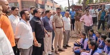 ಪುತ್ತೂರು ಮಹಿಳಾ ಕಾಲೇಜಿನಲ್ಲಿ ಅವ್ಯವಸ್ಥೆ ಖಂಡಿಸಿ ವಿದ್ಯಾರ್ಥಿನಿಯರು ರಸ್ತೆ ಬಂದ್ ಮಾಡಿ ದಿಢೀರ್ ಪ್ರತಿಭಟನೆ: ಉಪನ್ಯಾಸಕರನ್ನು ತರಾಟೆಗೆ ತೆಗದುಕೊಂಡ ಶಾಸಕ ಅಶೋಕ್ ರೈ