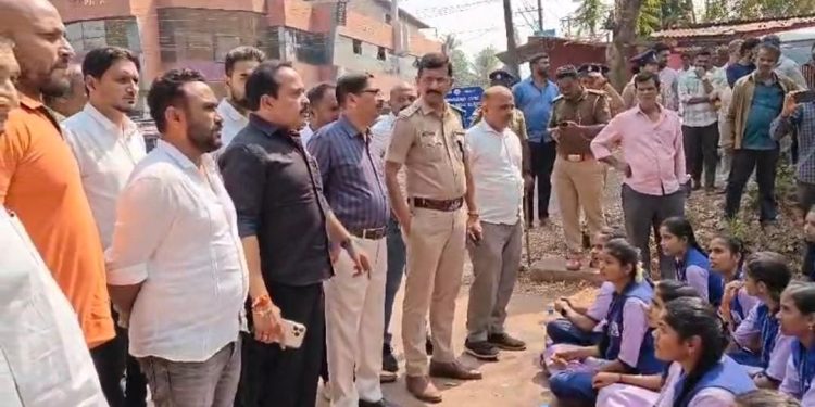 ಪುತ್ತೂರು ಮಹಿಳಾ ಕಾಲೇಜಿನಲ್ಲಿ ಅವ್ಯವಸ್ಥೆ ಖಂಡಿಸಿ ವಿದ್ಯಾರ್ಥಿನಿಯರು ರಸ್ತೆ ಬಂದ್ ಮಾಡಿ ದಿಢೀರ್ ಪ್ರತಿಭಟನೆ: ಉಪನ್ಯಾಸಕರನ್ನು ತರಾಟೆಗೆ ತೆಗದುಕೊಂಡ ಶಾಸಕ ಅಶೋಕ್ ರೈ