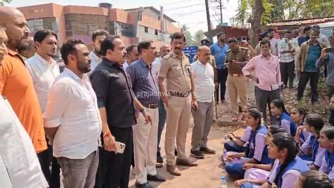 ಪುತ್ತೂರು ಮಹಿಳಾ ಕಾಲೇಜಿನಲ್ಲಿ ಅವ್ಯವಸ್ಥೆ ಖಂಡಿಸಿ ವಿದ್ಯಾರ್ಥಿನಿಯರು ರಸ್ತೆ ಬಂದ್ ಮಾಡಿ ದಿಢೀರ್ ಪ್ರತಿಭಟನೆ: ಉಪನ್ಯಾಸಕರನ್ನು ತರಾಟೆಗೆ ತೆಗದುಕೊಂಡ ಶಾಸಕ ಅಶೋಕ್ ರೈ