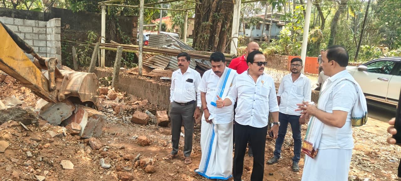 ಪುತ್ತೂರು:ಶ್ರೀ ಮಹಾಲಿಂಗೇಶ್ವರ ದೇವಸ್ಥಾನಕ್ಕೆ ಸೇರಿದ ವಾಲ್ಟರ್ ರೆಬೆಲ್ಲೋ ರವರು ಸ್ವಾಧೀನದಲ್ಲಿದ್ದ 8 ಸೆಂಟ್ಸ್ ಜಾಗ ಪರಸ್ಪರ ಒಪ್ಪಂದದ ಮೇರೆಗೆ ತೆರವು