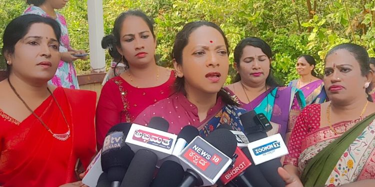 ಕರ್ನಾಟಕ ರಾಜ್ಯ ಮಹಿಳಾ ಆಯೋಗದ ಅಧ್ಯಕ್ಷೆ ಡಾ. ನಾಗಲಕ್ಷ್ಮಿ ಚೌಧರಿ ಪುತ್ತೂರಿಗೆ : ಮದುವೆಯಾಗುವುದಾಗಿ ನಂಬಿಸಿ ವಂಚಿಸಿದ ಪ್ರಕರಣದ ಸಂತ್ರಸ್ತೆ ಮನೆಗೆ ಭೇಟಿ ನೀಡಿ ಸಾಂತ್ವಾನ