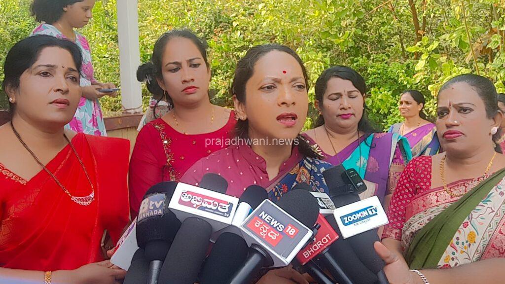 ಕರ್ನಾಟಕ ರಾಜ್ಯ ಮಹಿಳಾ ಆಯೋಗದ ಅಧ್ಯಕ್ಷೆ ಡಾ. ನಾಗಲಕ್ಷ್ಮಿ ಚೌಧರಿ ಪುತ್ತೂರಿಗೆ : ಮದುವೆಯಾಗುವುದಾಗಿ ನಂಬಿಸಿ ವಂಚಿಸಿದ ಪ್ರಕರಣದ ಸಂತ್ರಸ್ತೆ ಮನೆಗೆ ಭೇಟಿ ನೀಡಿ ಸಾಂತ್ವಾನ