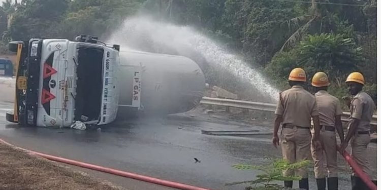 ಉಡುಪಿ: ಎಲ್‌ಪಿಜಿ ಗ್ಯಾಸ್ ಸಾಗಿಸುತ್ತಿದ್ದ ಟ್ಯಾಂಕರ್ ಪಲ್ಟಿ