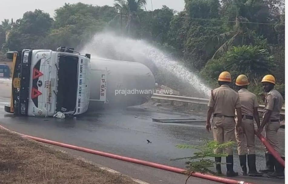 ಉಡುಪಿ: ಎಲ್ಪಿಜಿ ಗ್ಯಾಸ್ ಸಾಗಿಸುತ್ತಿದ್ದ ಟ್ಯಾಂಕರ್ ಪಲ್ಟಿ