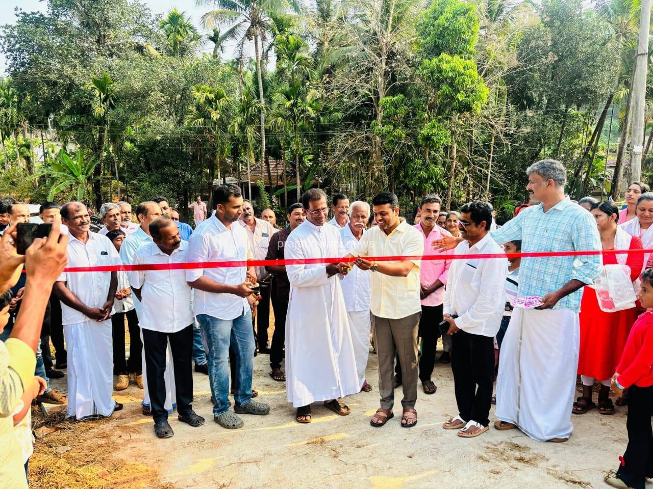 ಬೆಳ್ತಂಗಡಿ: ಕುಂಡದಬೆಟ್ಟು ರೂ.10 ಲಕ್ಷ ಅನುದಾನದಲ್ಲಿ ಕಾಂಕ್ರಿಟೀಕರಣಗೊಂಡ ಸಂತ ಜಾನ್ ಪೌಲ್ ಚರ್ಚ್ ಕುಂಡದಬೆಟ್ಟು ರಸ್ತೆ ಉದ್ಘಾಟನೆ