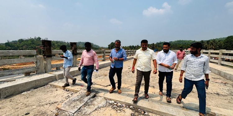 ಬೆಳ್ತಂಗಡಿ ಶಾಸಕ ಹರೀಶ್ ಪೂಂಜರವರ ಕನಸಿನ ಯೋಜನೆ: ಪುತ್ತೂರು-ಬೆಳ್ತಂಗಡಿ ತಾಲೂಕಿನ ಸಂಪರ್ಕ ಕೊಂಡಿಯಾಗಿರುವ ಮುಗೇರಡ್ಕದಲ್ಲಿ ನಿರ್ಮಾಣವಾಗುತ್ತಿರುವ  ಏತ ನೀರಾವರಿ ಯೋಜನೆ ಮತ್ತು ಸೇತುವೆ  ಅಭಿವೃದ್ಧಿ  ಕಾಮಗಾರಿಯ ಪ್ರಗತಿ ಪರಿಶೀಲನೆ