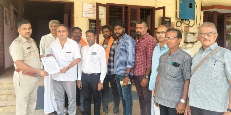 ಬಕ್ರೀದ್ ಹಬ್ಬದ ಸಂದರ್ಭದಲ್ಲಿ ಗೋವಂಶಗಳ ಅಕ್ರಮ ಸಾಗಾಣಿಕೆ ಮತ್ತು ಗೋ ಹತ್ಯೆ ತಡೆಗಟ್ಟುವ ಕುರಿತು-ವಿಶ್ವ ಹಿಂದೂ ಪರಿಷದ್‌ ಬಜರಂಗದಳ ವತಿಯಿಂದ ಪುತ್ತೂರು ಪೋಲಿಸ್ ಠಾಣೆಗೆ ಮನವಿ