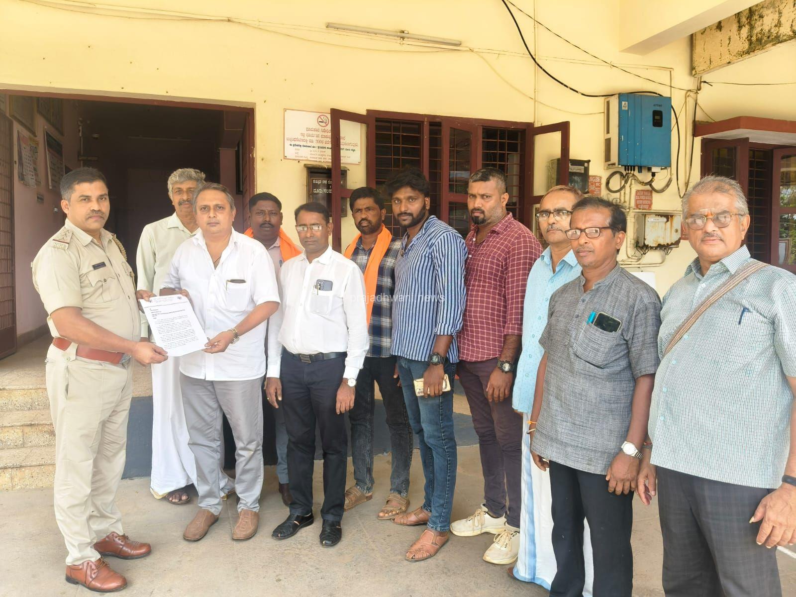 ಬಕ್ರೀದ್ ಹಬ್ಬದ ಸಂದರ್ಭದಲ್ಲಿ ಗೋವಂಶಗಳ ಅಕ್ರಮ ಸಾಗಾಣಿಕೆ ಮತ್ತು ಗೋ ಹತ್ಯೆ ತಡೆಗಟ್ಟುವ ಕುರಿತು-ವಿಶ್ವ ಹಿಂದೂ ಪರಿಷದ್‌ ಬಜರಂಗದಳ ವತಿಯಿಂದ ಪುತ್ತೂರು ಪೋಲಿಸ್ ಠಾಣೆಗೆ ಮನವಿ