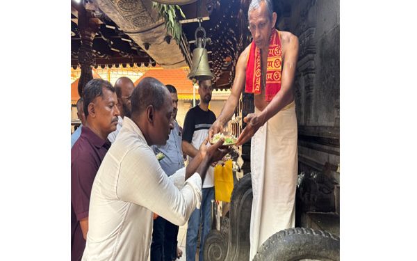 ಮಹಾಲಿಂಗೇಶ್ವರ ದೇವಸ್ಥಾನದಲ್ಲಿ ಶಾಸಕ ಅಶೋಕ್ ಕುಮಾರ್ ರೈ ಅವರು ಮುಂದಿನ ನೂತನ ಸಚಿವ ಸಂಪುಟದಲ್ಲಿ ಸಚಿವರಾಗಲೆಂದು ವಿಶೇಷ ಪ್ರಾರ್ಥನೆ