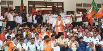 ಪುಣಚ ಗ್ರಾಮದ ಎಸ್ಟಿ ಕುಟುಂಬಗಳ ಹಕ್ಕುಪತ್ರಕ್ಕಾಗಿ 3ನೇ ದಿನವೂ ಮುಂದುವರಿದ ಧರಣಿ: ಪ್ರತಿಭಟನಾ ನಿರತರಿಗೆ ಬಿಜೆಪಿ ಬೆಂಬಲ
