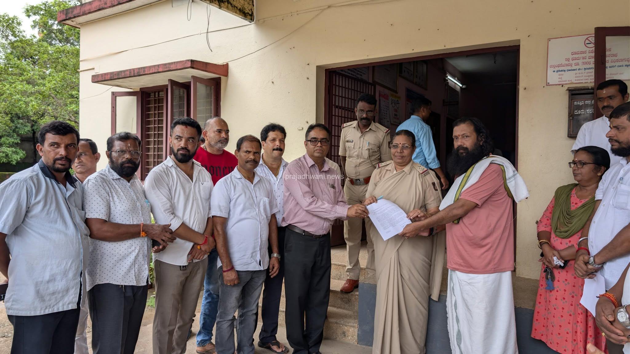ಪ್ರೊ.ಭಗವಾನ್ ಅವರನ್ನ ಬಂಧಿಸಿ ಅವರ ವಿರುದ್ಧ ಕಠಿಣ ಕಾನೂನು ಕ್ರಮಕ್ಕೆ: ಶ್ರೀರಾಮ ಭಕ್ತರಿಂದ ಪುತ್ತೂರು ಪೊಲೀಸ್ ಠಾಣೆಗೆ ದೂರು