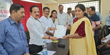 ನೆಟ್ಟಣಿಗೆ ಮುಡ್ನೂರು 25ನೇ ಅಕ್ರಮ ಸಕ್ರಮ ಬೈಠಕ್, 94 ಸಿ ಹಕ್ಕುಪತ್ರ ವಿತರಣೆ ನಾನು ಜನರ ಬಳಿ ವೋಟು ಕೇಳಿದ್ದೇನೆ ಹೊರತು ನಿಮ್ಮ ಹಾಗೇ ಹಣ ಕೇಳಿಲ್ಲ : ಬಿಜೆಪಿಗೆ ತಿರುಗೇಟು ನೀಡಿದ ಶಾಸಕ ಅಶೋಕ್ ರೈ