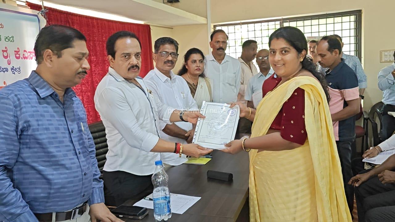ನೆಟ್ಟಣಿಗೆ ಮುಡ್ನೂರು 25ನೇ ಅಕ್ರಮ ಸಕ್ರಮ ಬೈಠಕ್, 94 ಸಿ ಹಕ್ಕುಪತ್ರ ವಿತರಣೆ ನಾನು ಜನರ ಬಳಿ ವೋಟು ಕೇಳಿದ್ದೇನೆ ಹೊರತು ನಿಮ್ಮ ಹಾಗೇ ಹಣ ಕೇಳಿಲ್ಲ : ಬಿಜೆಪಿಗೆ ತಿರುಗೇಟು ನೀಡಿದ ಶಾಸಕ ಅಶೋಕ್ ರೈ