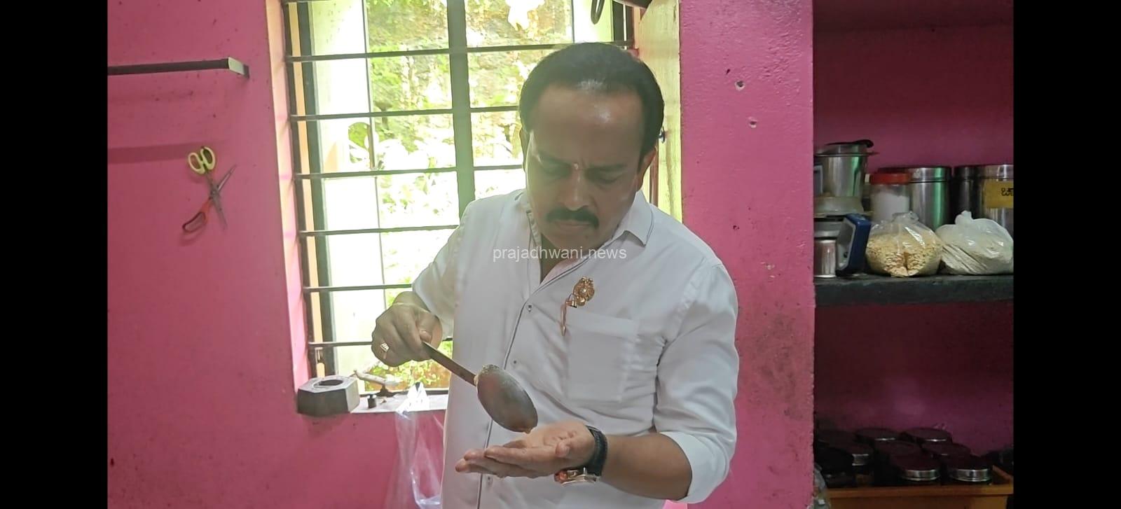 ಪುತ್ತೂರು ನಗರದ ಹೊರವಲಯದ ಹಾಸ್ಟೆಲ್ಗೆ ಭೇಟಿ ನೀಡಿ ಆಹಾರ ಪರಿಶೀಲನೆ ಮಾಡಿದ ಶಾಸಕ ಅಶೋಕ್ ರೈ