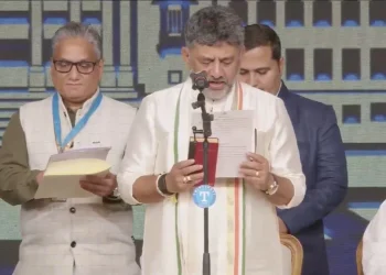 ರಾಜ್ಯದ ನೂತನ ಮುಖ್ಯಮಂತ್ರಿಯಾಗಿ ಪ್ರಮಾಣವಚನ ಸ್ವೀಕರಿಸಿದ ಡಿ ಕೆ ಶಿವಕುಮಾರ್ : ಕೆಪಿಸಿಸಿ ಅಧ್ಯಕ್ಷ ಸ್ಥಾನಕ್ಕೆ ಡಿಕೆಶಿ ರಾಜೀನಾಮೆ!