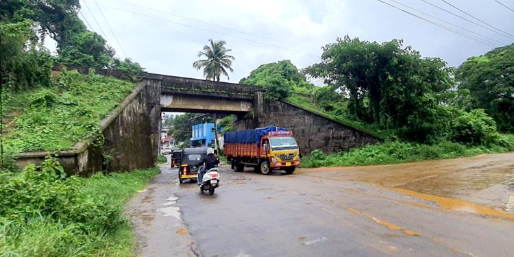 ಪುತ್ತೂರು: ಹಾರಾಡಿ ರೈಲ್ವೇ ಬ್ರಿಡ್ಜ್ ನಡಿ ರಸ್ತೆ ಕಾಮಗಾರಿ – ವಾಹನ ಸಂಚಾರ ಜೂನ್ 15 ರಿಂದ ಸಂಪೂರ್ಣವಾಗಿ ಸ್ಥಗಿತ