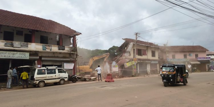 ಪುತ್ತೂರು: ಮಹಿಳಾ ಠಾಣಾ ಮುಂಭಾಗದ ಅಪಾಯಕಾರಿ ಸ್ಥಿತಿಯಲ್ಲಿದ್ದ ಶತಮಾನದ ಹಳೆಯ ಕಟ್ಟಡ ಕೊನೆಗೂ ತೆರವು