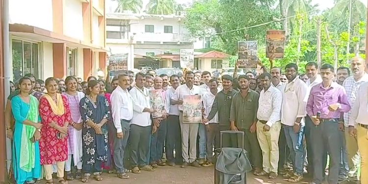 ಪುತ್ತೂರಿನಲ್ಲಿ ವಿದ್ಯುತ್ ಖಾಸಗೀಕರಣದ ವಿರುದ್ಧ ಮೆಸ್ಕಾಂ, ಅಧಿಕಾರಿ, ಸಿಬ್ಬಂದಿಗಳಿಂದ ಪ್ರತಿಭಟನೆ