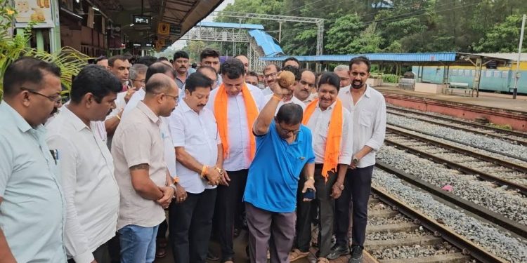 ಕಬಕ–ಪುತ್ತೂರು ರೈಲು ನಿಲ್ದಾಣ ಅಭಿವೃದ್ಧಿಗೆ ಚಾಲನೆ 4.4 ಕೋಟಿ ವೆಚ್ಚದಲ್ಲಿ ಕಾಮಗಾರಿ : ಸಂಸದ ಬ್ರಿಜೇಶ್ ಚೌಟ